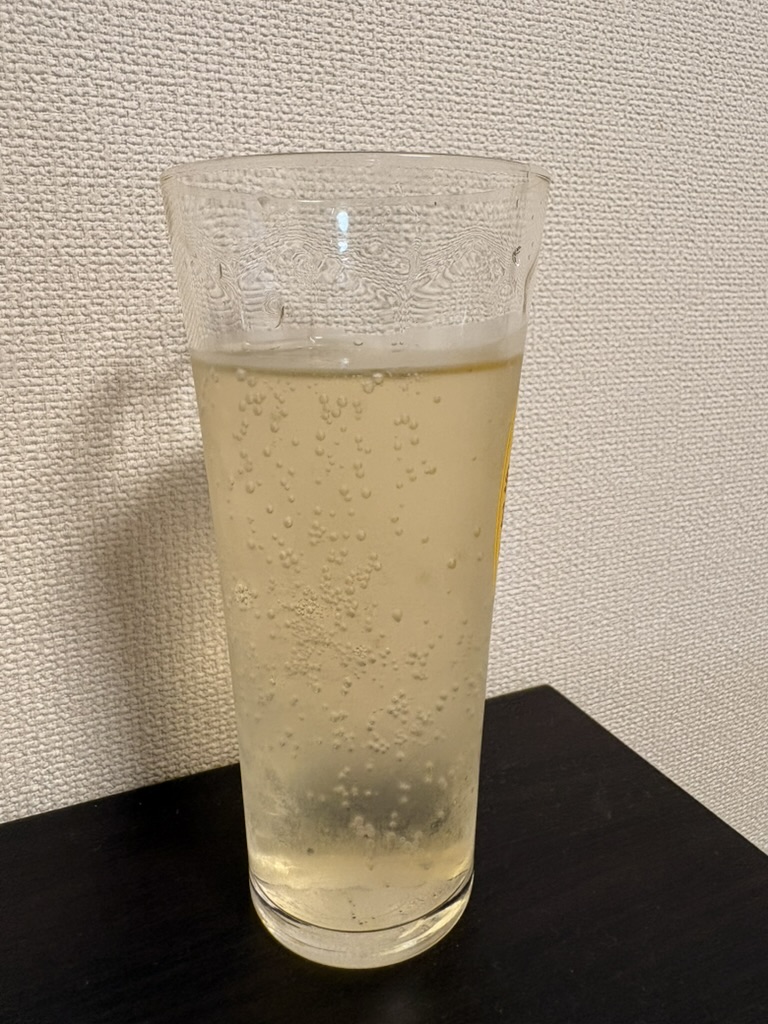 コンパスボックス オーチャードハウス ハイボール缶をグラスに注いだ実飲写真