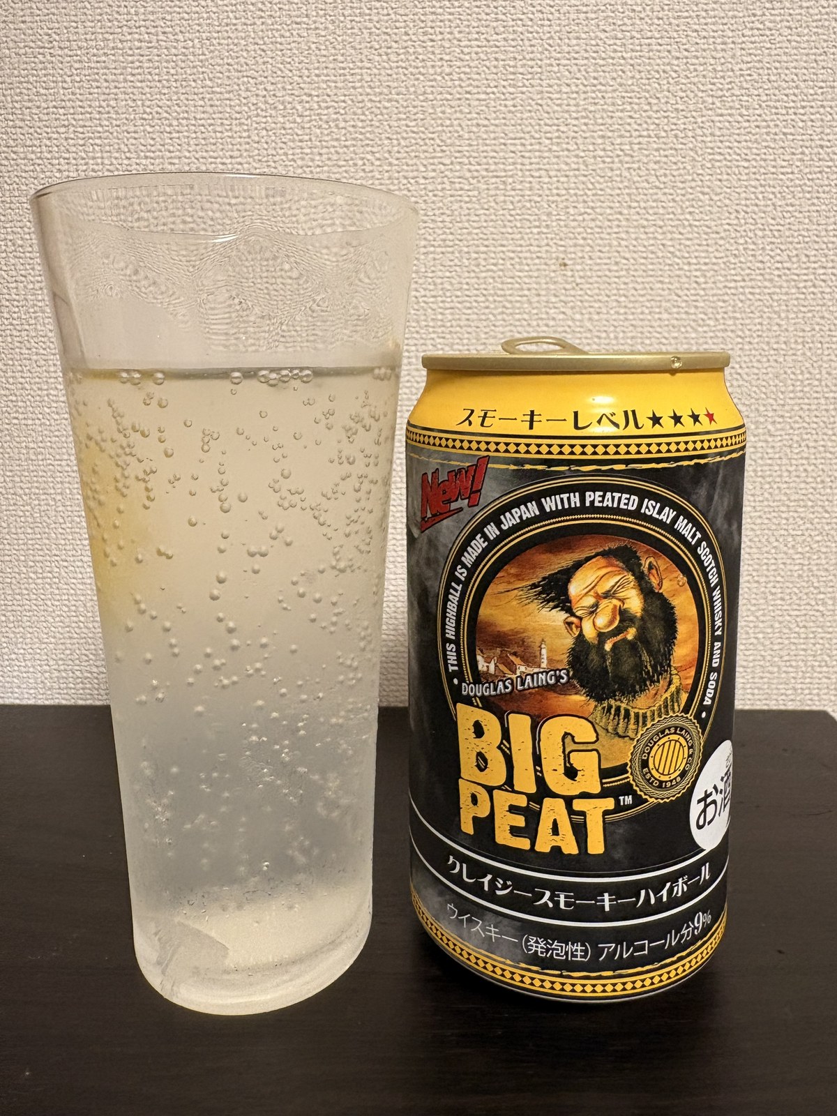ビッグピート クレイジースモーキーハイボールをグラスに注いだところ