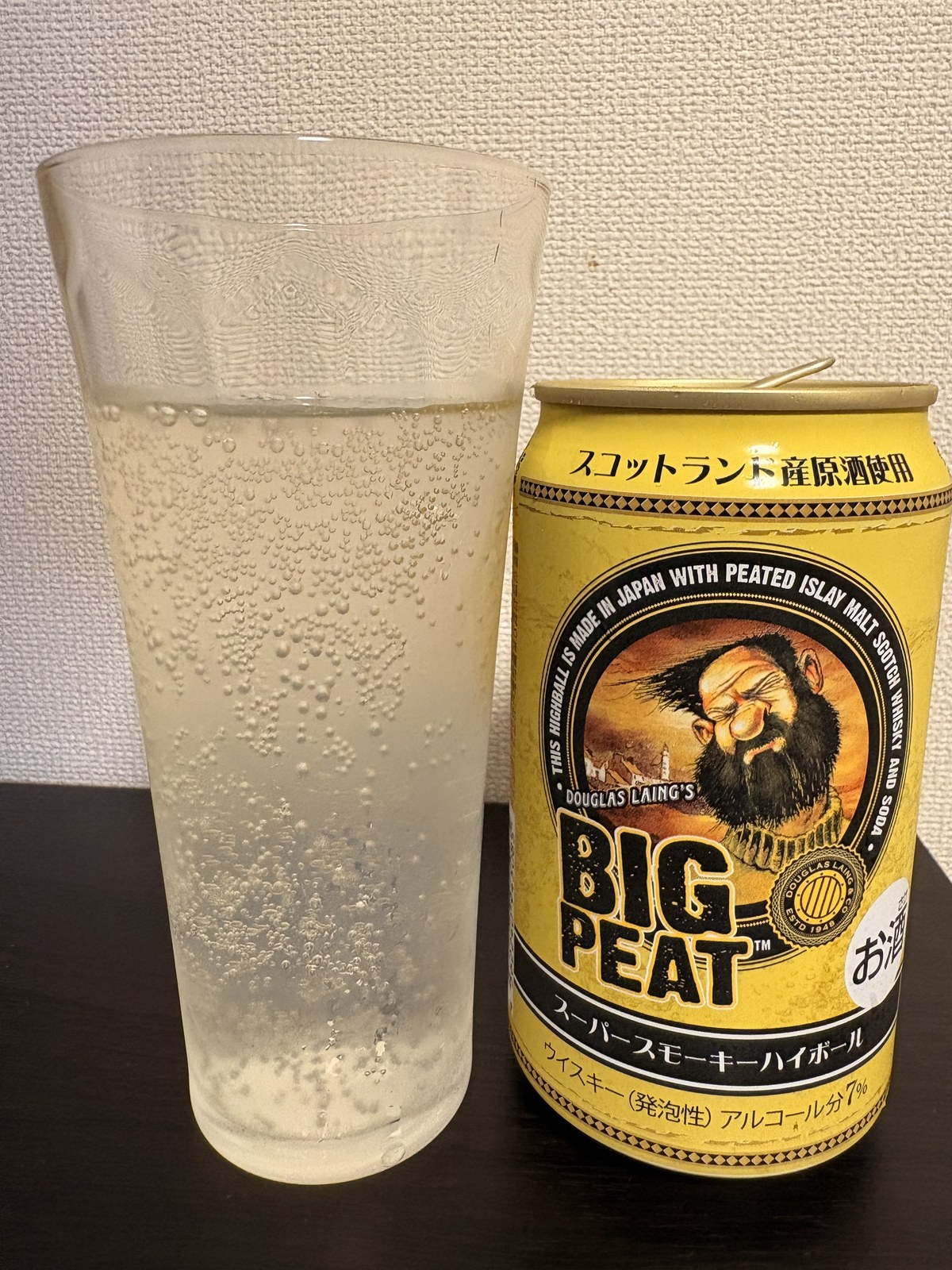 ビッグピート スーパースモーキーハイボールをグラスに注いだところ