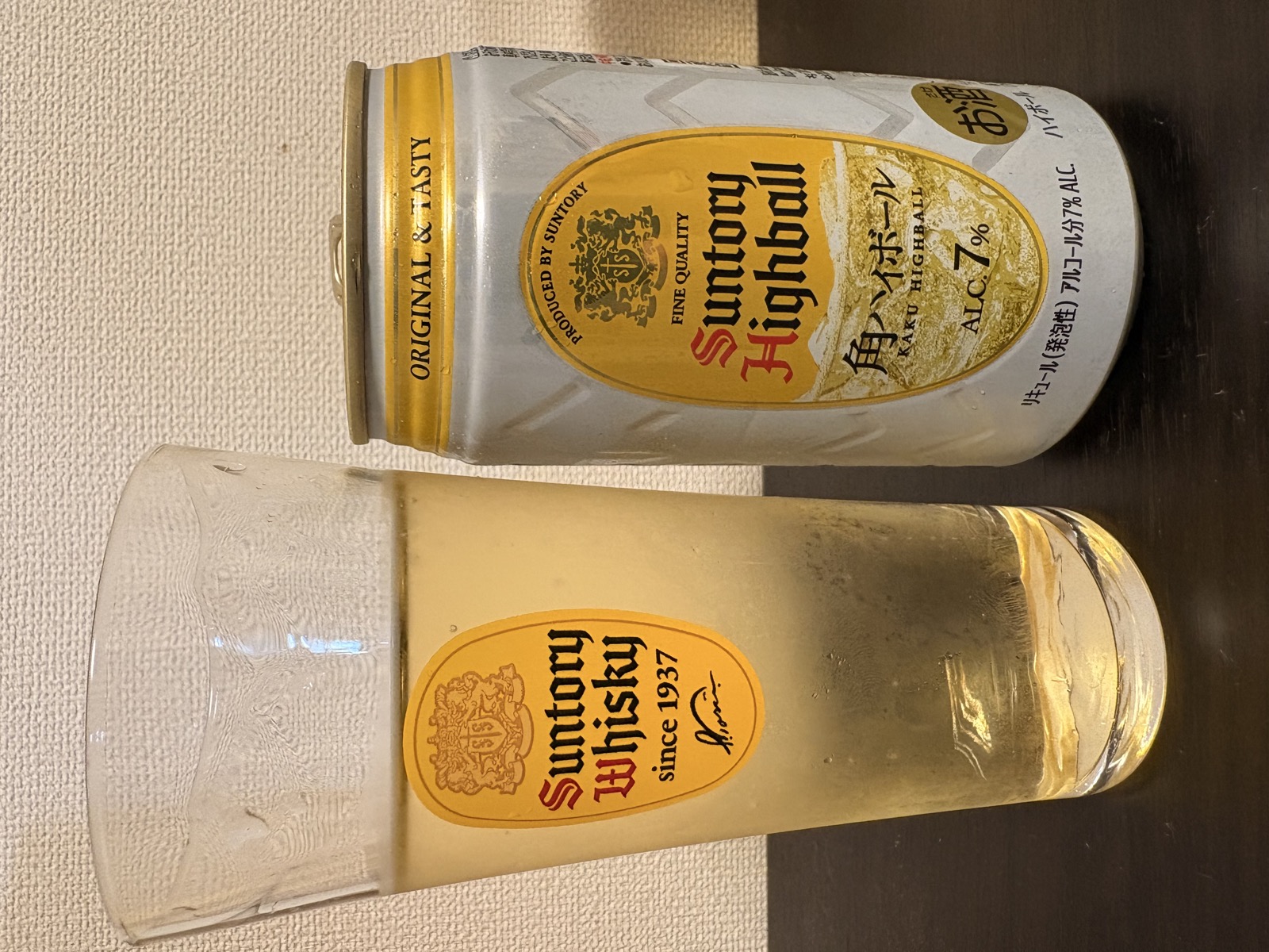 角ハイボール缶（定番7%）をグラスに注いだところ
