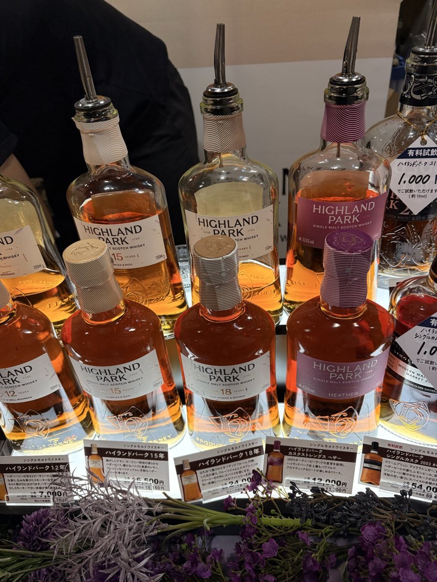 ハイランドパークのブース。右端の札に「有料試飲 1,000円（約10ml）」とある（札のないものは無料）