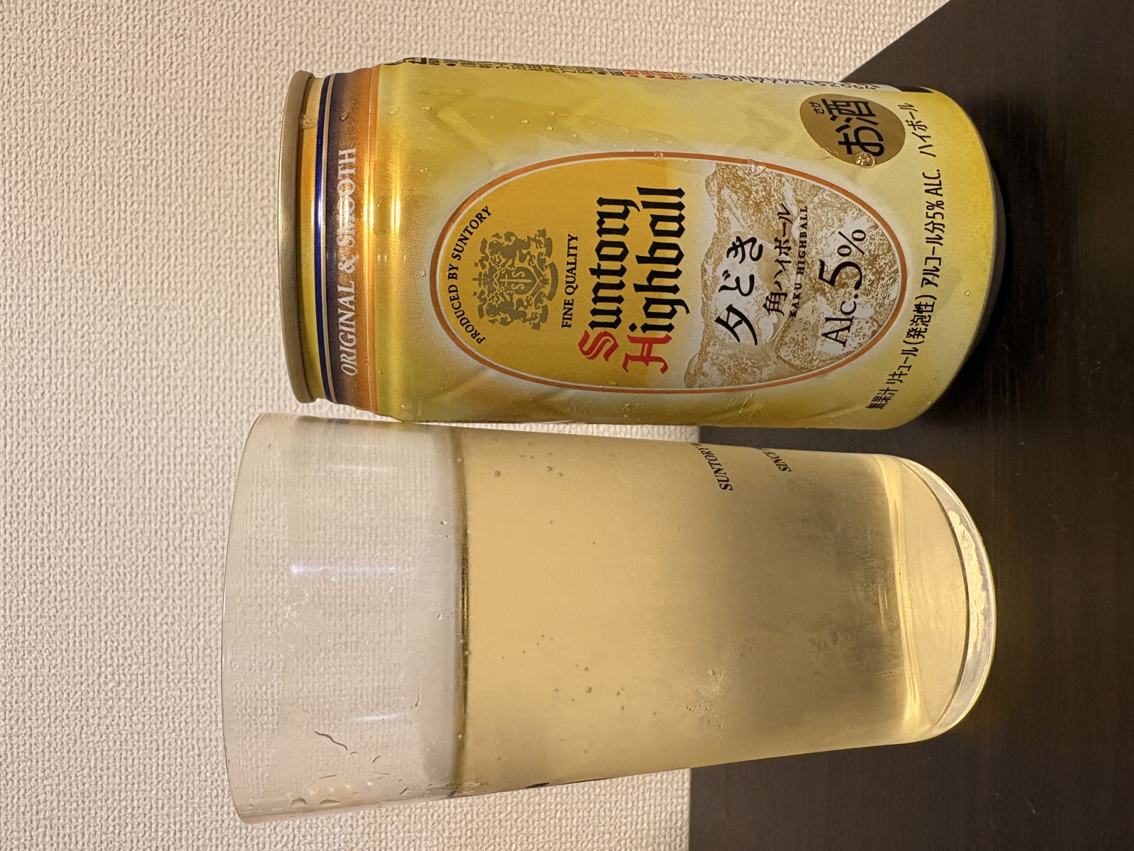 角ハイボール缶〈夕どき〉をグラスに注いだところ