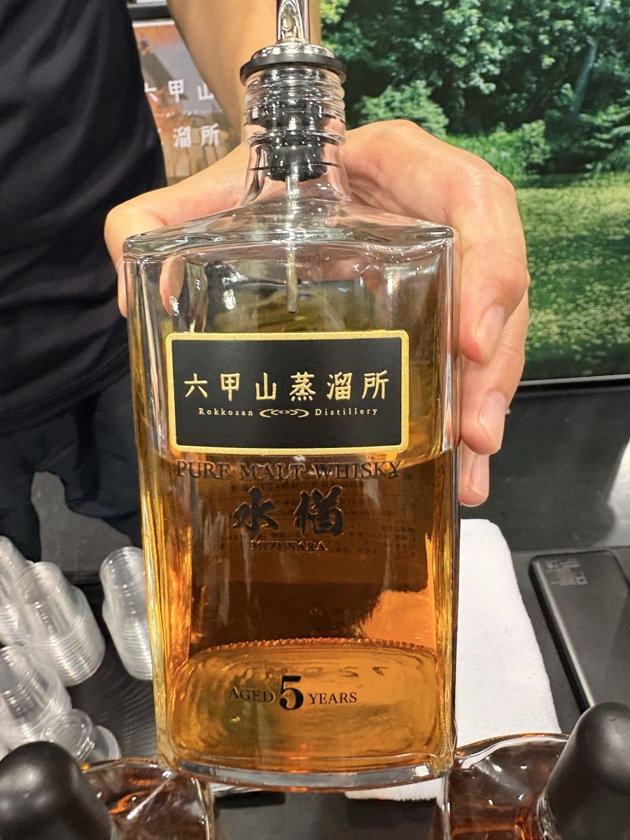 六甲山蒸溜所のピュアモルトウイスキー 水楢5年のボトル