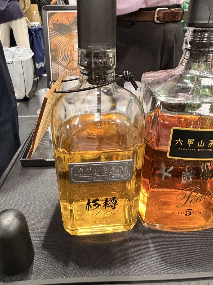 六甲山蒸溜所の杉樽フィニッシュ5年と水楢5年ピーテッド