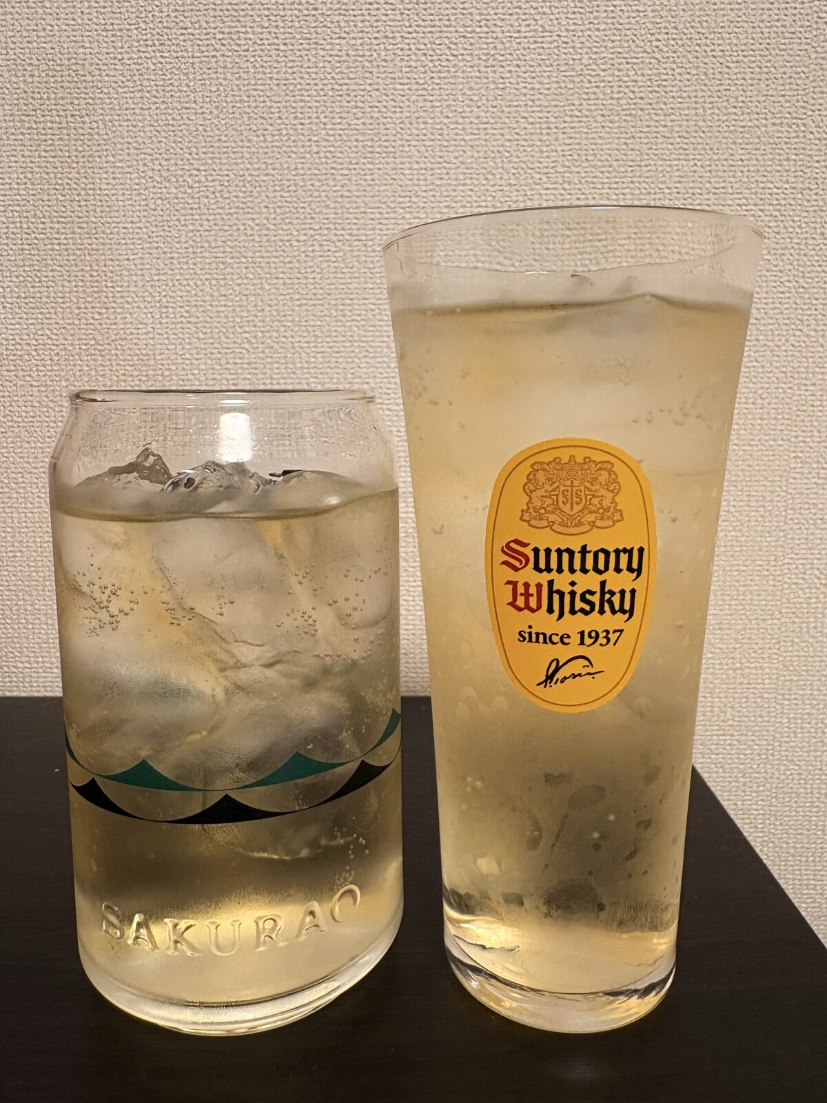 SOGAINI缶グラスと角瓶のグラス。どちらもSOGAINIのハイボール