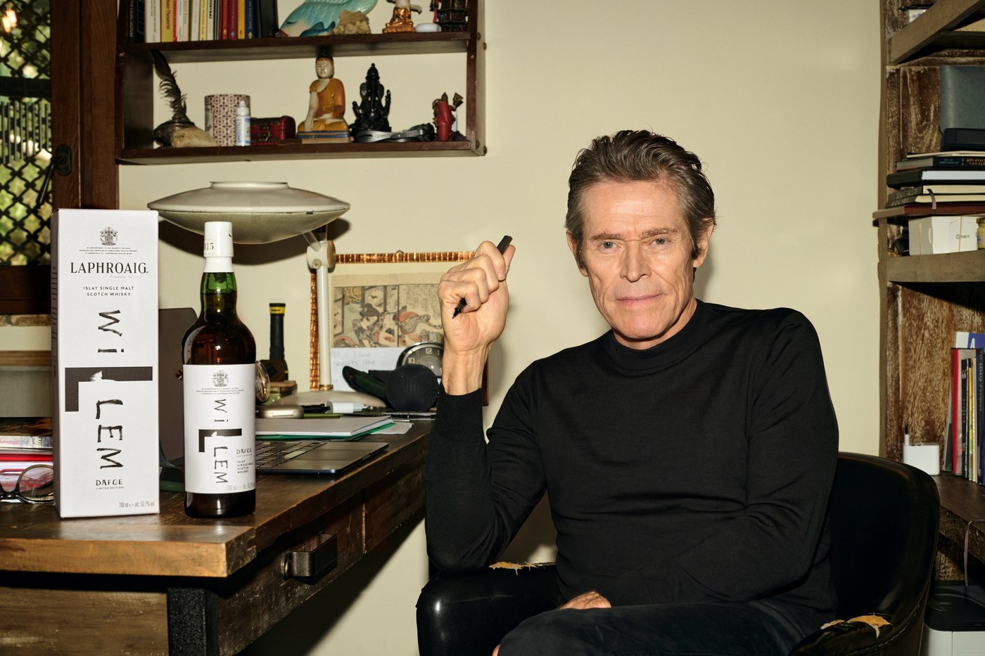 机に向かうウィレム・デフォーとラフロイグ14年 WILLEM DAFOE