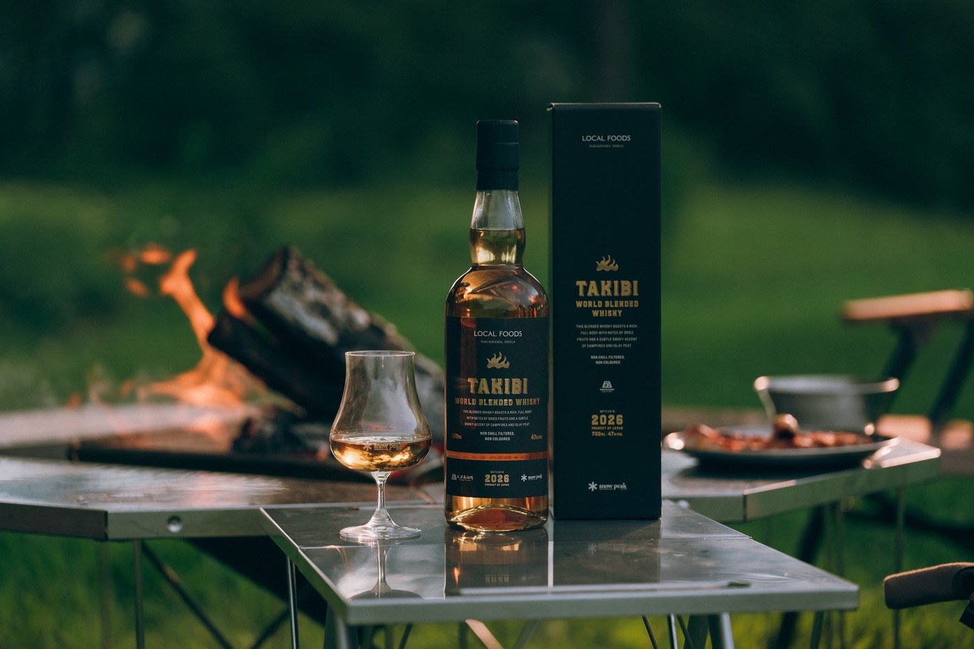 焚火の前のTAKIBI World Blended Whisky 2026